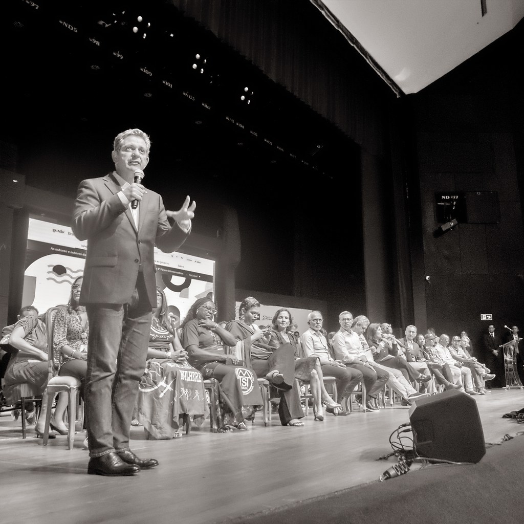 [Imagem de Palestra]: Palestrante falando para auditório lotado em Aracaju.